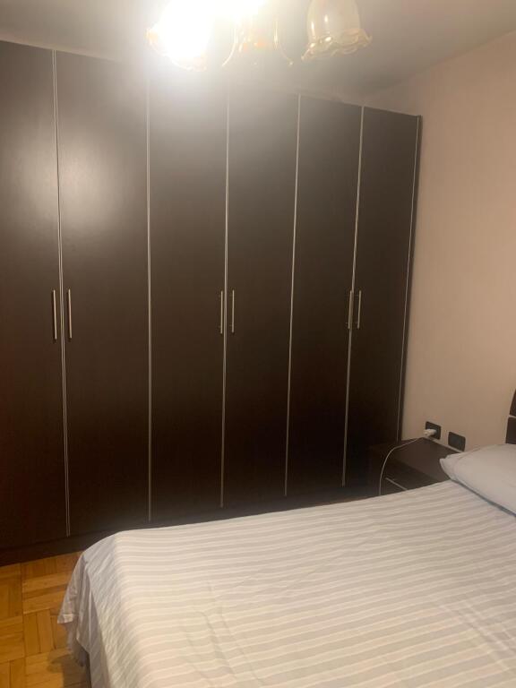 Jepet me qera apartament 1+1 te ish-restorant Durresi
