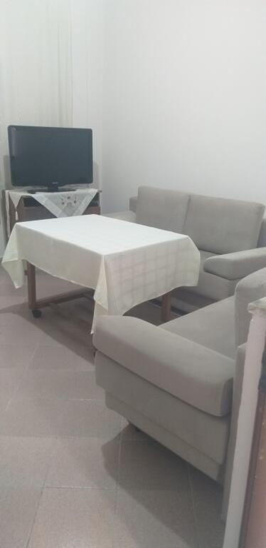 Tirane, jap me qera apartament 1+1 Kati 1, 50 m² 300 € (Rruga Kadillari)
