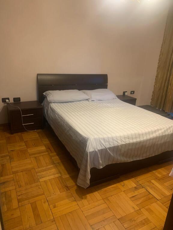 Jepet me qera apartament 1+1 te ish-restorant Durresi