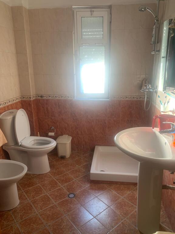 Jepet me qera apartament 1+1 te ish-restorant Durresi