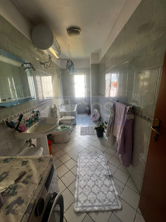 Jepet me qera apartament 2+1+2 tek Rruga e Bogdaneve (Qender)
