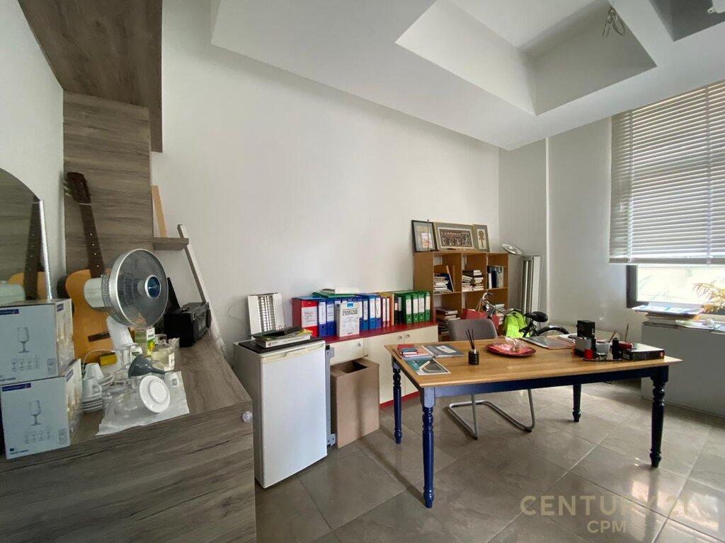 🏢 Zyra me Qira – Komuna e Parisit, pranë shkollës “Kristaq Rama”