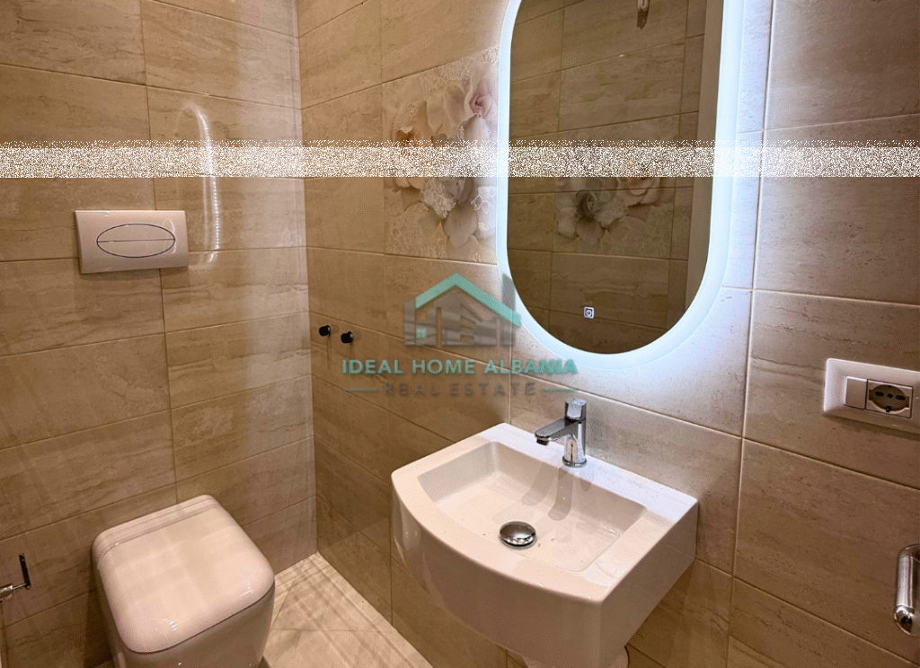 Shkolla “Halim Xhelo”, Vlore- Shitet apartament 2+1+2-E investuar