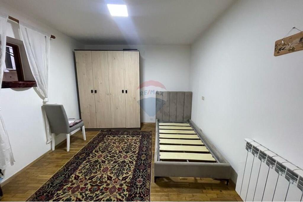 Private house for rent behind the American Embassy! !