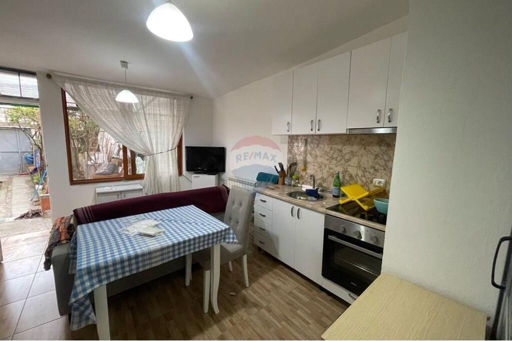 Private house for rent behind the American Embassy! !