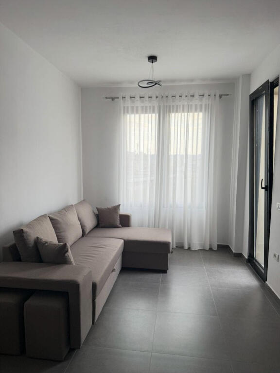 Tek 21 Dhjetori, Kompleksi Kontakt\Magnet, jepet me qera apartament 1+1