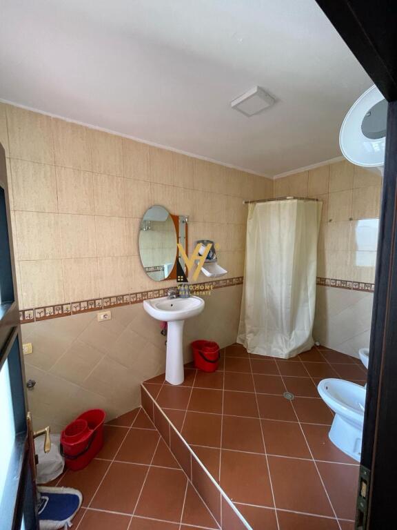 JEPET DUPLEX-ZYRE 300 M2 ME QERA TE KOMUNA E PARISIT 2.500 EURO