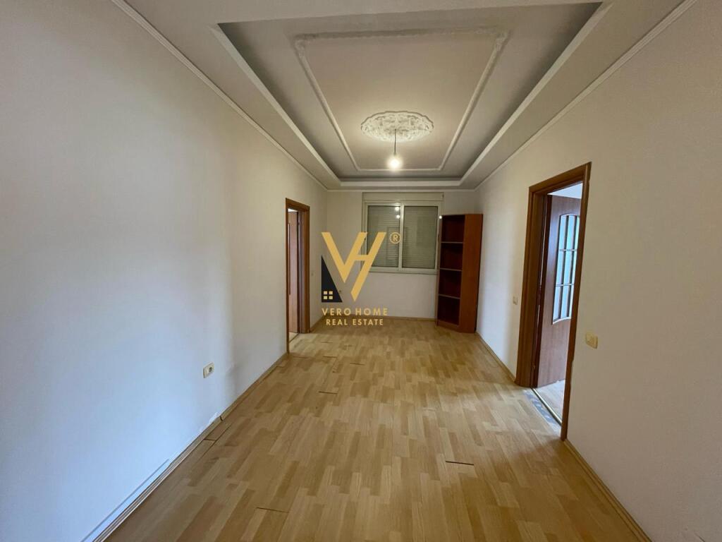 JEPET DUPLEX-ZYRE 300 M2 ME QERA TE KOMUNA E PARISIT 2.500 EURO