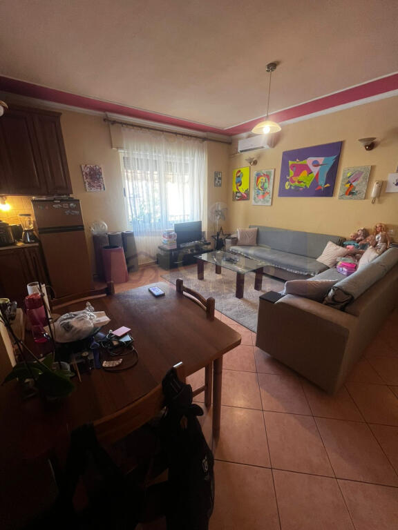Jepet me qera apartament 2+1+2 tek Rruga e Bogdaneve (Qender)