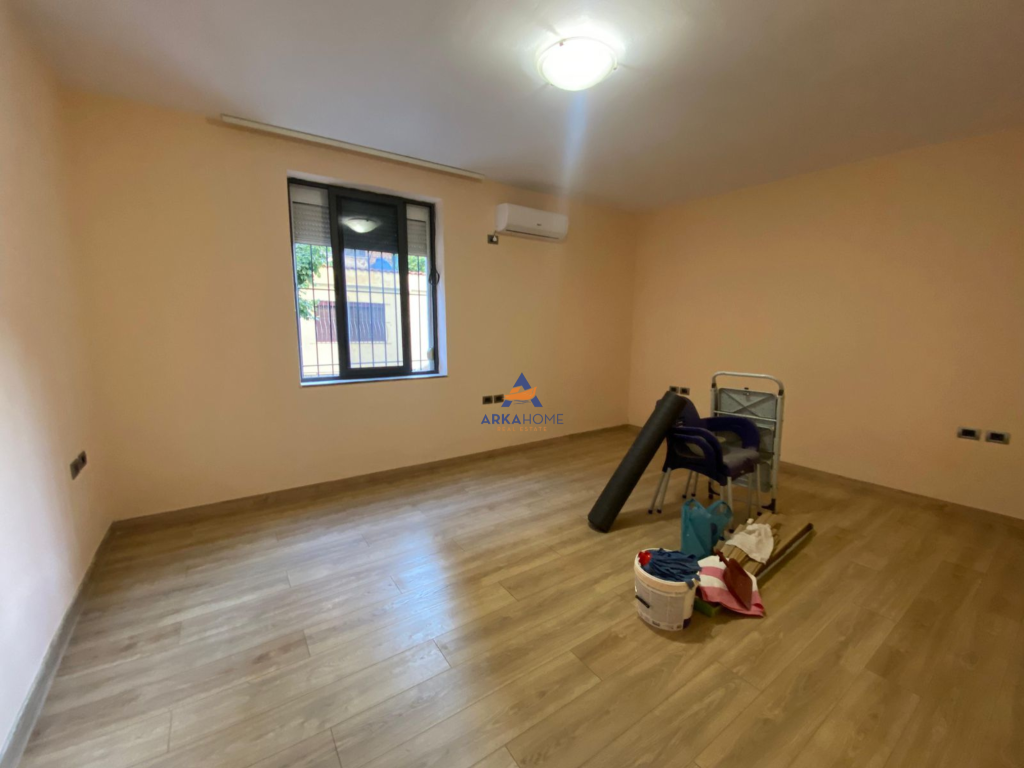 FOR RENT 1+1 APARTMENT FOR OFFICE OR BUSINESS PREMISES "21 DHJETORI" 400 EURO (WITH PARKING).