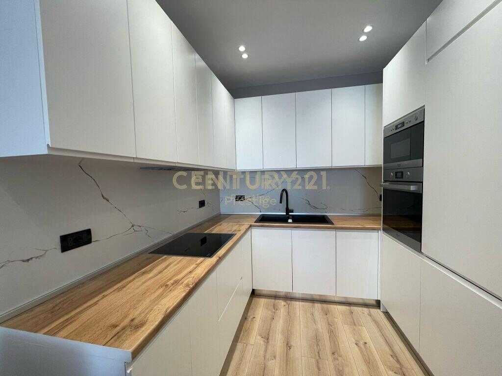 Apartament 1+1 me qira – pranë nënkalimit, Komuna e Parisit, Tiranë