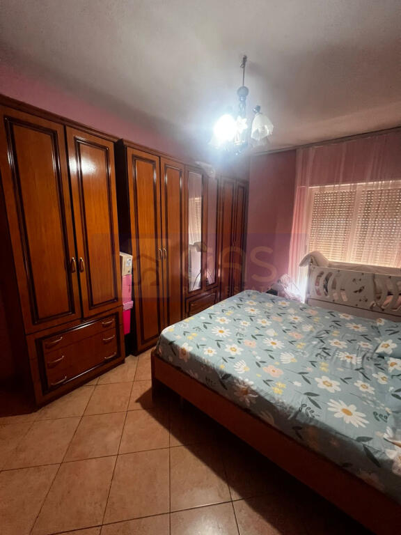 Jepet me qera apartament 2+1+2 tek Rruga e Bogdaneve (Qender)