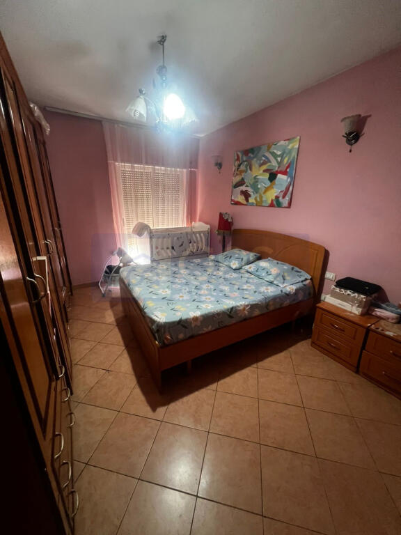 Jepet me qera apartament 2+1+2 tek Rruga e Bogdaneve (Qender)