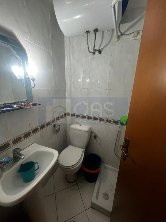 Jepet me qera apartament 2+1+2 tek Rruga e Bogdaneve (Qender)