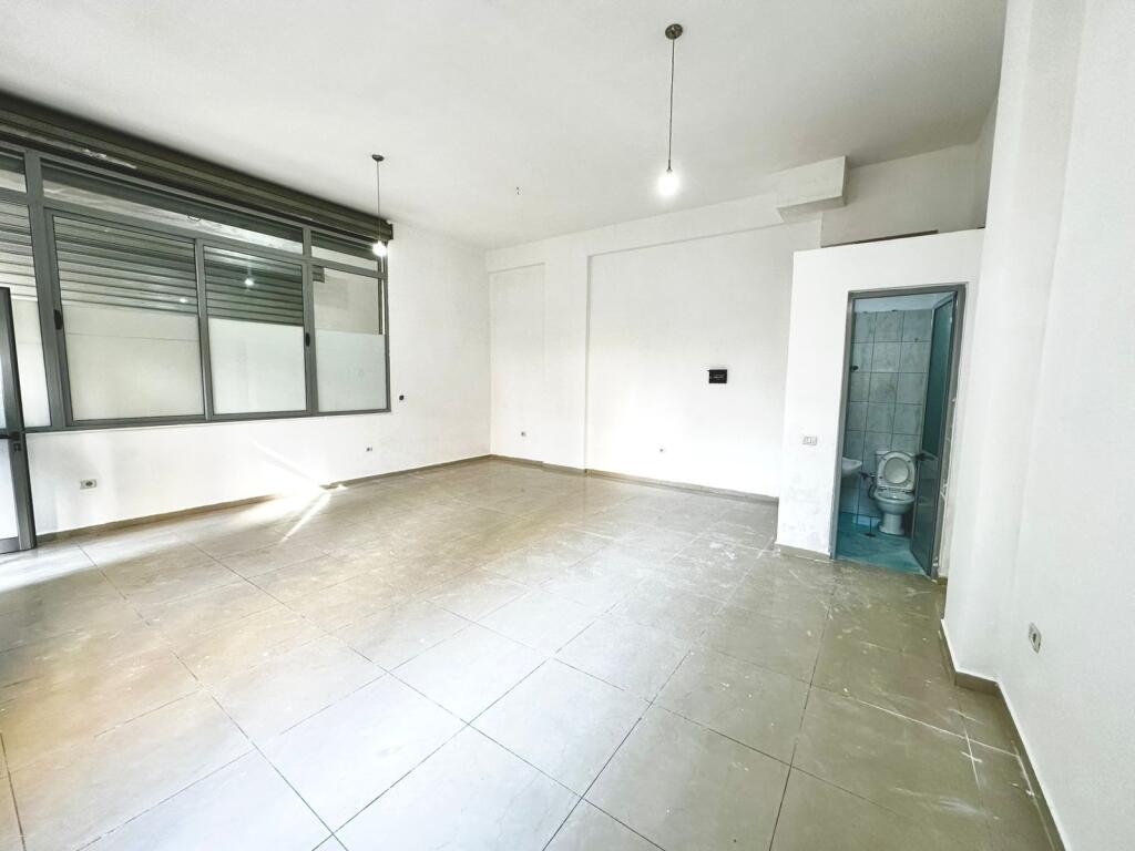 IN YZBERISHT 52 SQUARE METERS 2 SHOPS WITH MORTGAGE 86900 EU