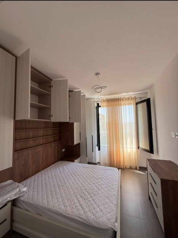 Tek 21 Dhjetori, Kompleksi Kontakt\Magnet, jepet me qera apartament 1+1