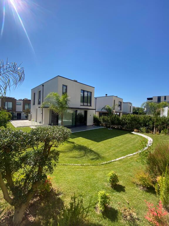 📣 Villa Individuale in Vendita 🏡 📍 TEG, Tirana – zona elite e tranquilla💰 Prezzo:1,300,000 Euro