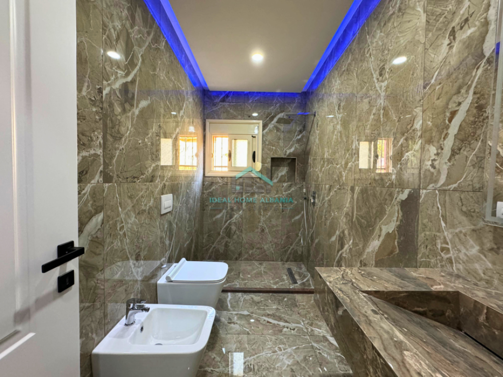 Uje i Ftohte,Vlore-Shitet apartament 2+1 (ME PAMJE NGA DETI)