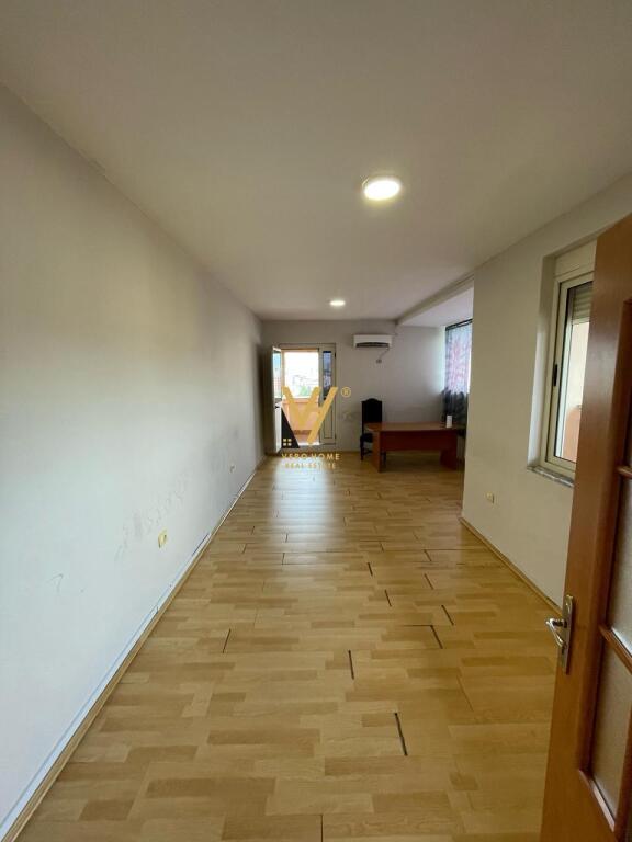 JEPET DUPLEX-ZYRE 300 M2 ME QERA TE KOMUNA E PARISIT 2.500 EURO