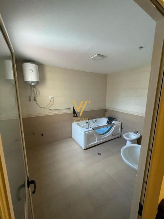 JEPET DUPLEX-ZYRE 300 M2 ME QERA TE KOMUNA E PARISIT 2.500 EURO