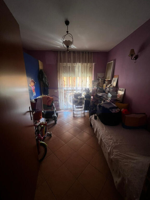 Jepet me qera apartament 2+1+2 tek Rruga e Bogdaneve (Qender)