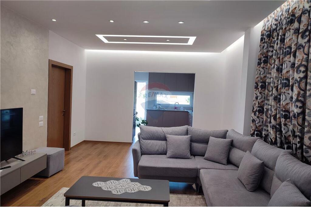 Private house 3+1 for rent in Xhamllik.