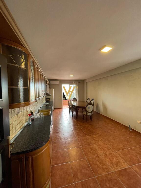 JEPET DUPLEX-ZYRE 300 M2 ME QERA TE KOMUNA E PARISIT 2.500 EURO