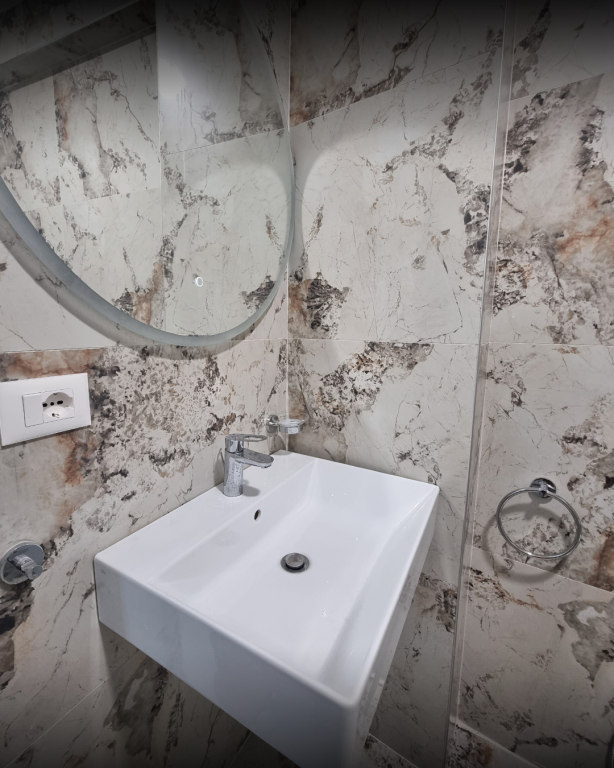 🏡 APARTAMENT 1+1 PËR QIRA 📍 Ish parku autobuzave, Ish Kontakti.  ✨ Super lokacion! 🏢 Pallat i ri me ashensor
