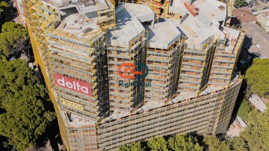 Ne Kompleksin "Colonnade", Prane Zogut Te Zi, Shitet Apartament 1+1 Me Verande !