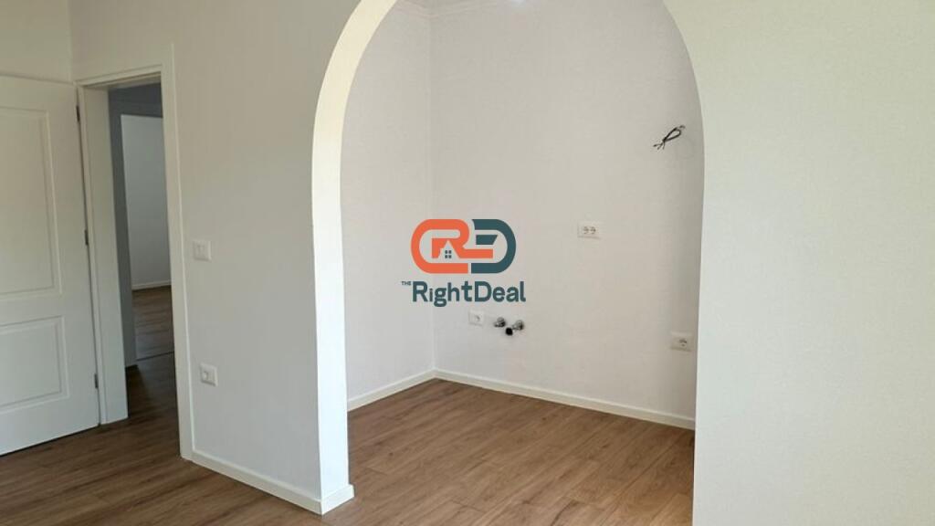 Vicino al Liceo Andon Zako Cajupi, Appartamento 2+1 Appena Investito in Vendita !