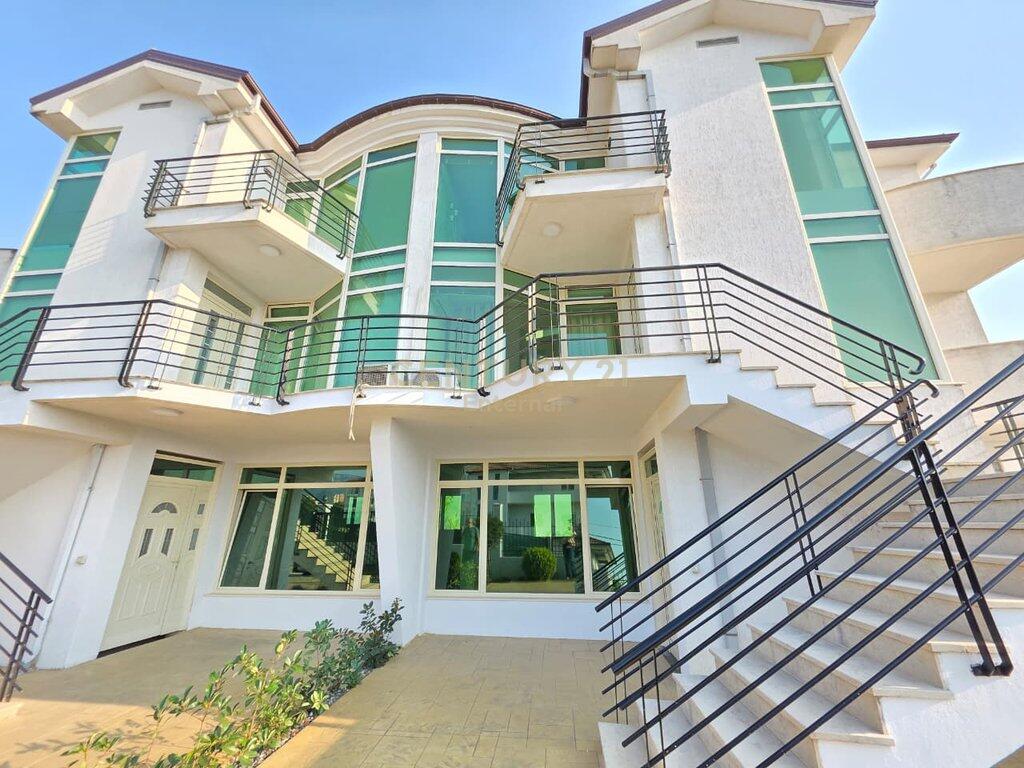 Individual villas for rent  4 parking spaces Sauk