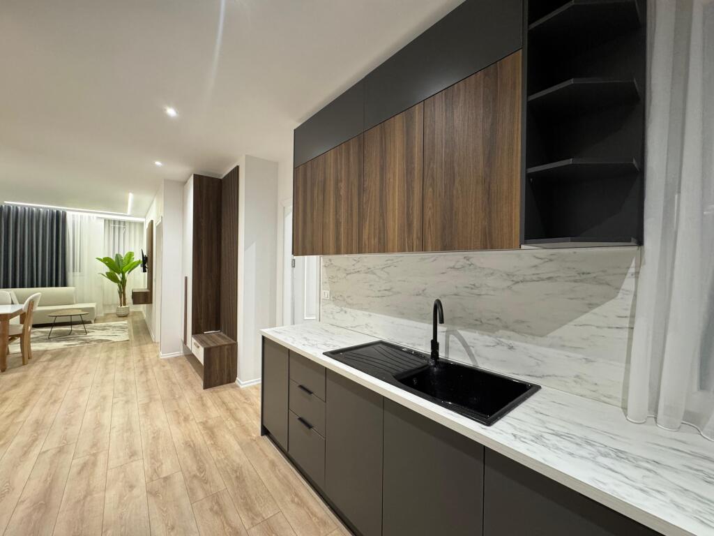 Shitet apartament 1+1 lluks ne Qender.