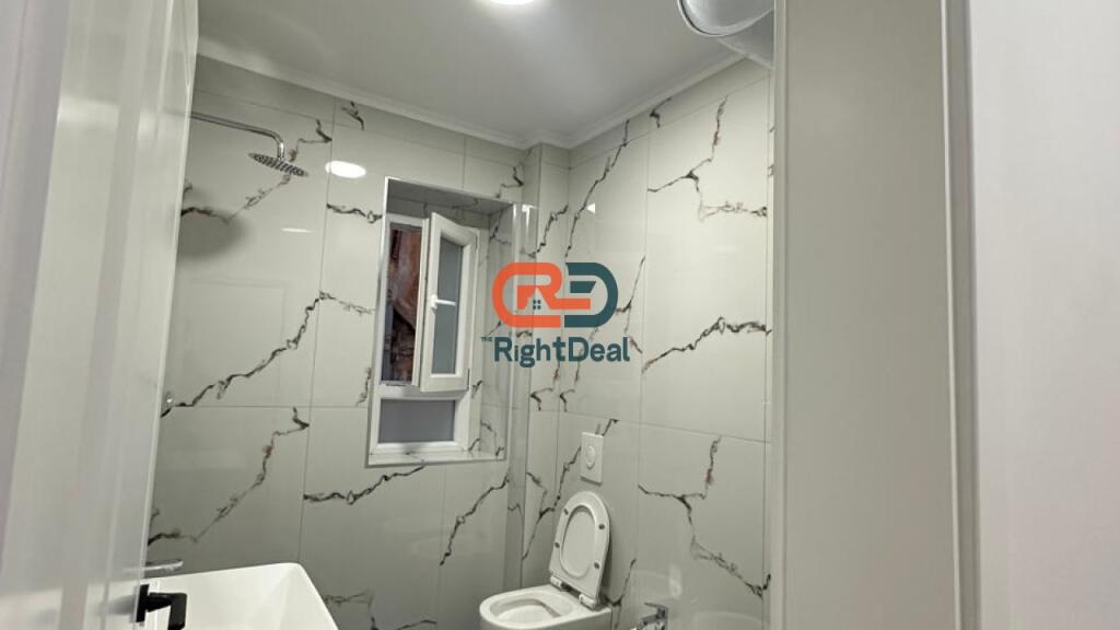 Afer Bulevardit Zogu i I, Prane Ministrise se Drejtesise, Shitet Apartament 1+1 I Investuar Totalisht !!