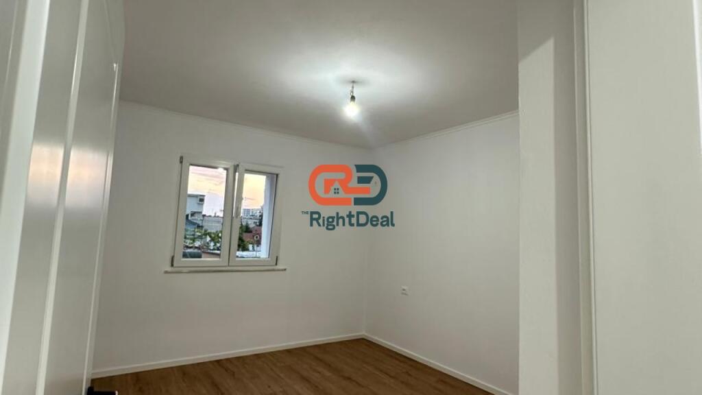 Afer Bulevardit Zogu i I, Prane Ministrise se Drejtesise, Shitet Apartament 1+1 I Investuar Totalisht !!