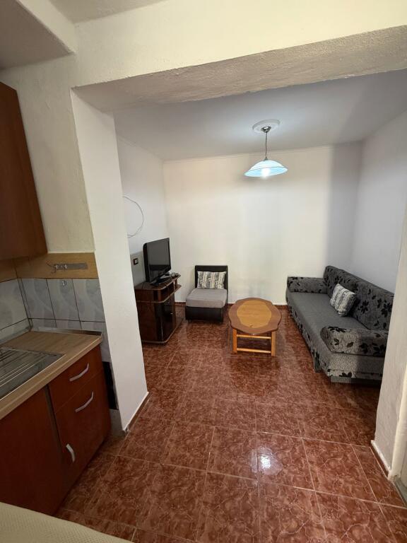 Appartamento 1+1 in affitto in Via Besa (30.000 leke)