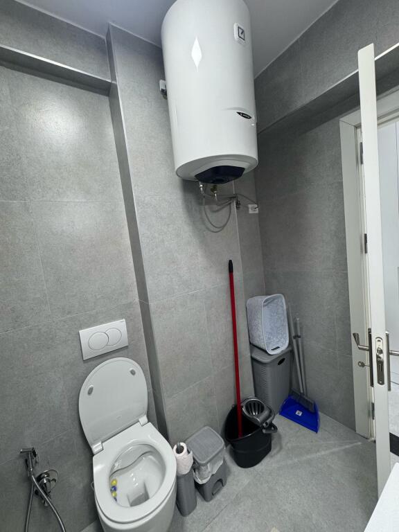 Apartament 2+1 me qera ne Shkoze te Kompleksi i Tom Doshit!!