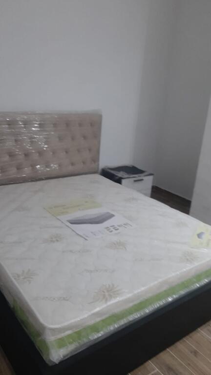 1+1 i mobiluar,te rruga peti liqeni i thate,400 euro