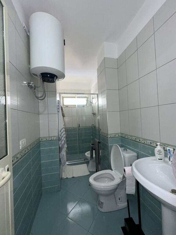 ME QIRA PRANË QENDRËS 2+1 MOBILJE/ LAVASTOVIGLJE ETJ 