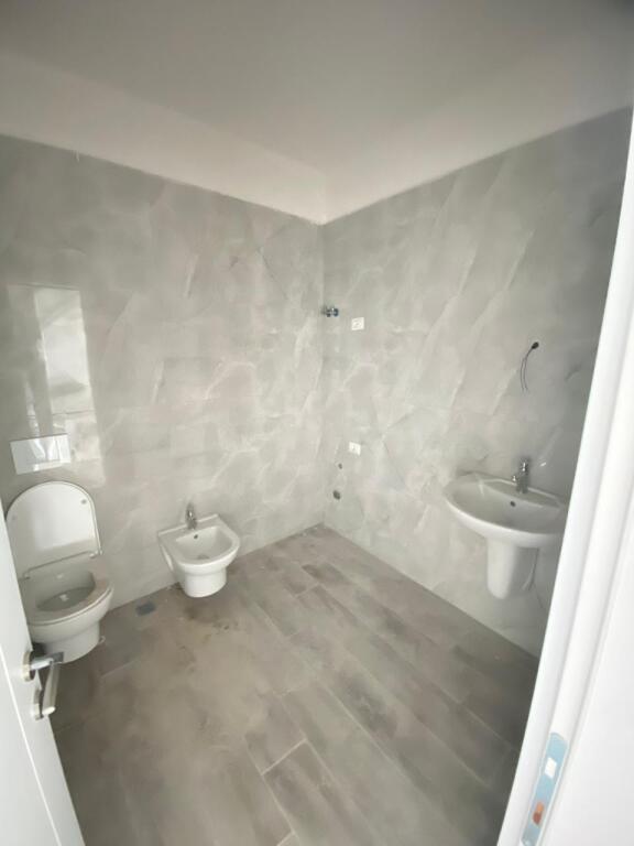 Shitet apartament