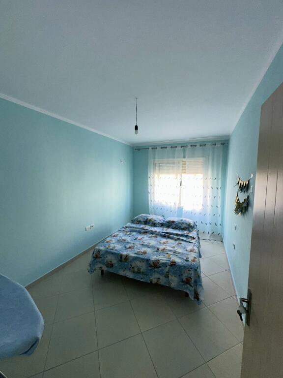 ME QIRA PRANË QENDRËS 2+1 MOBILJE/ LAVASTOVIGLJE ETJ 