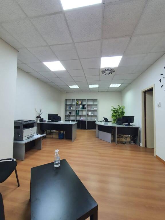 Shop 40 m2 for sale near Toptan Center 185,000 euros