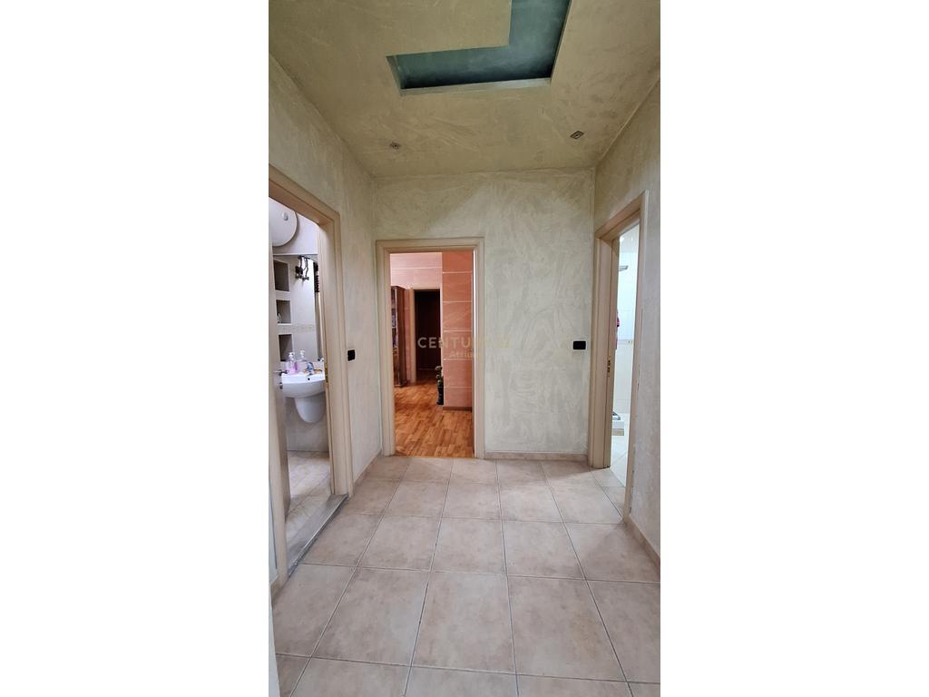 JAPIM ME QIRA APARTAMENT 3+1+2 NE BRRYL,PRANE MATERNITETIT TE RI !