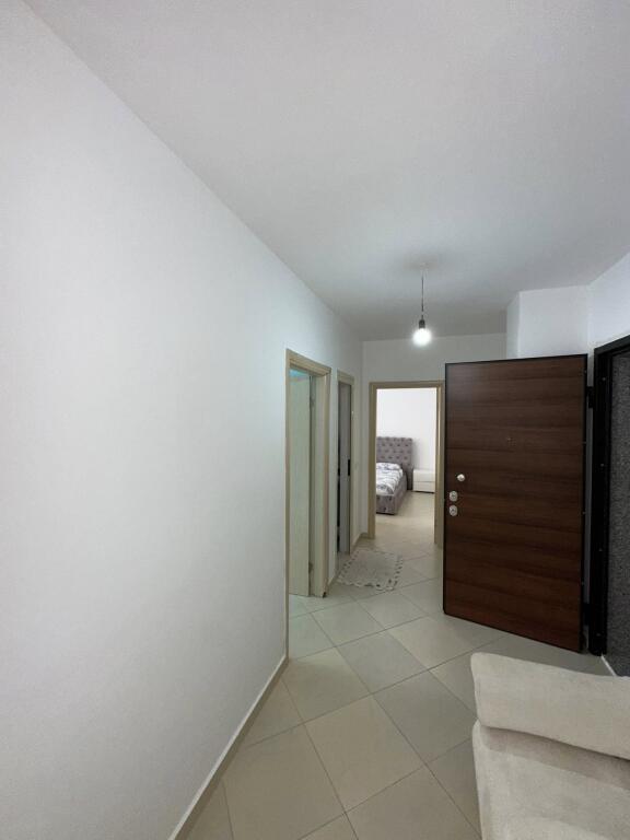 ME QIRA PRANË QENDRËS 2+1 MOBILJE/ LAVASTOVIGLJE ETJ 
