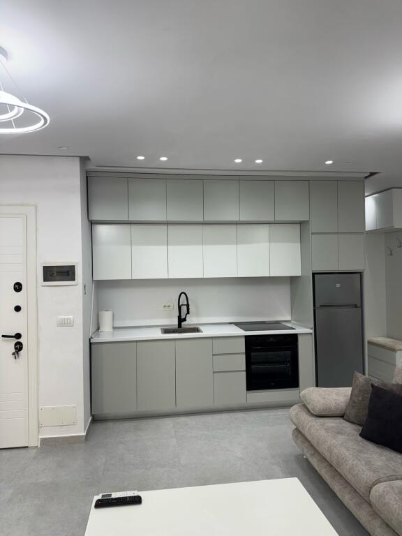 Apartament 2+1 me qera ne Shkoze te Kompleksi i Tom Doshit!!
