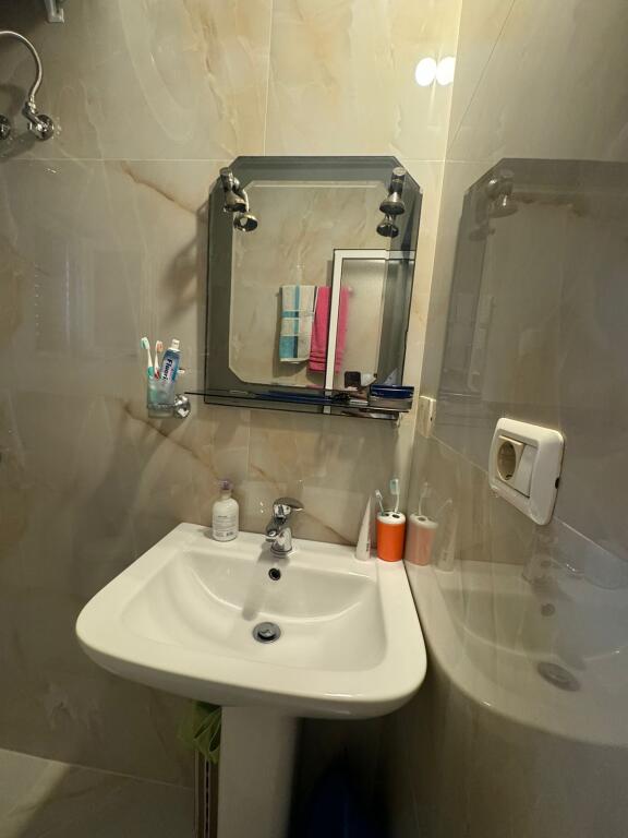 Apartament me qira 1+1 – pranë Shkollës Osman Myderizi