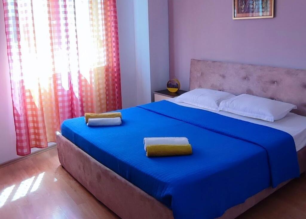 🏡 For Rent: 1+1 Apartment 📍21 Dhjetori (Kontakt Complex), Ground Floor – €520 – 70m² || Just steps away from 21 Dhjetori