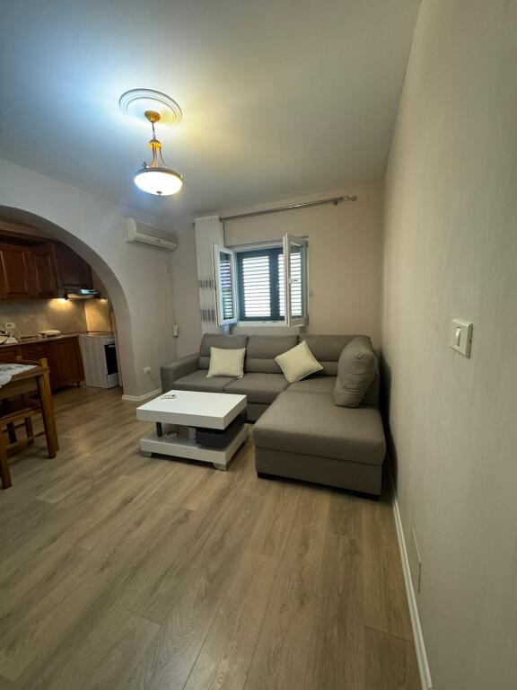 Apartament me qira 1+1 – pranë Shkollës Osman Myderizi