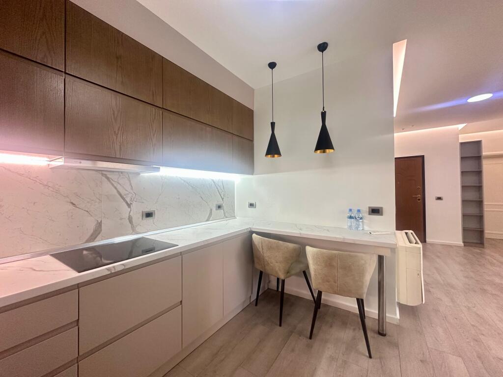 Apartament me qira 2+1+2 + parkim – Rr. Elbasanit, 7 Xhuxhat