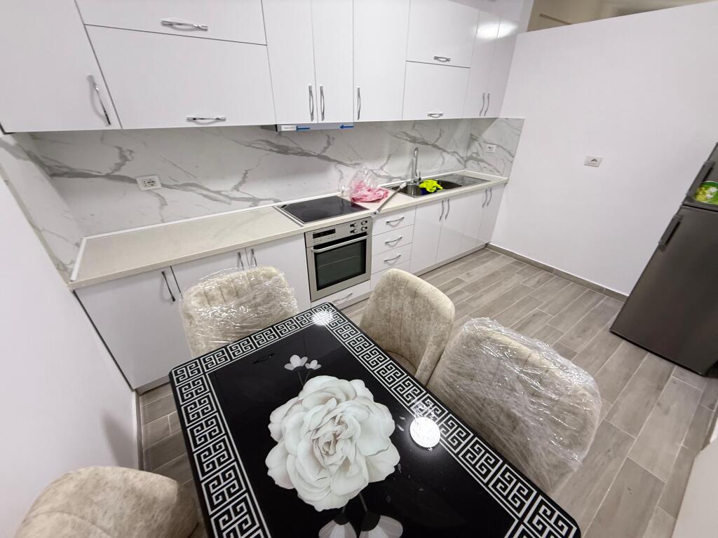 📢 Affittasi – Appartamento 1+1 📍 Via Ndre Mjeda, vicino al Parco – complesso star Prezzo: 500 €/mese  📱