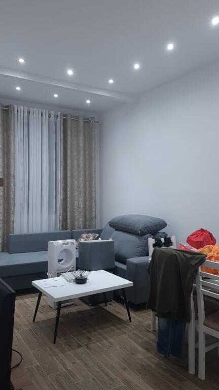 1+1 i mobiluar,te rruga peti liqeni i thate,400 euro